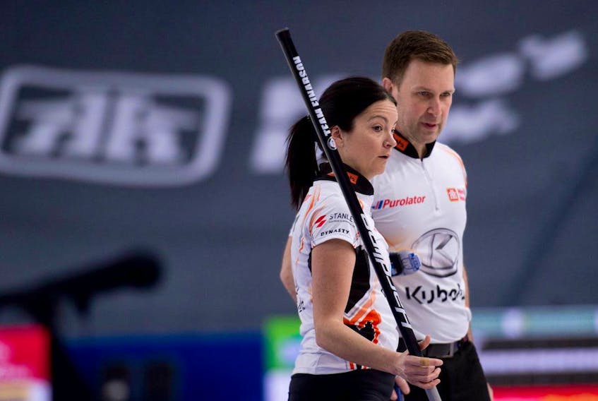 If they win today, Kerri Einarson and Brad Gushue are guaranteed to advance to the next round of the Canadian mixed doubles curling championship in Calgary.