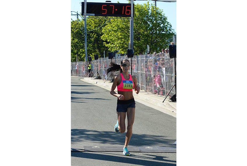 Jennifer Murrin won the 2017 Tely 10 title by comfortable 2:29 margin ahead of her nearest opponent.