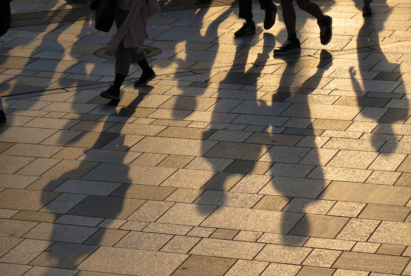 When you walk, do you pay careful attention to your surroundings? —
