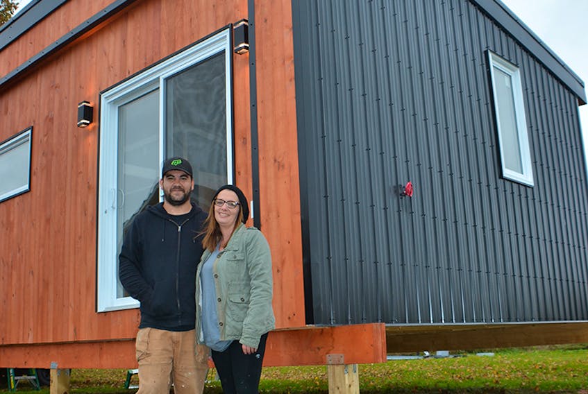 Mark Mahar and Sherri Spatuk have just finished building their first tiny home.  ©THE GUARDIAN/Alison Jenkins