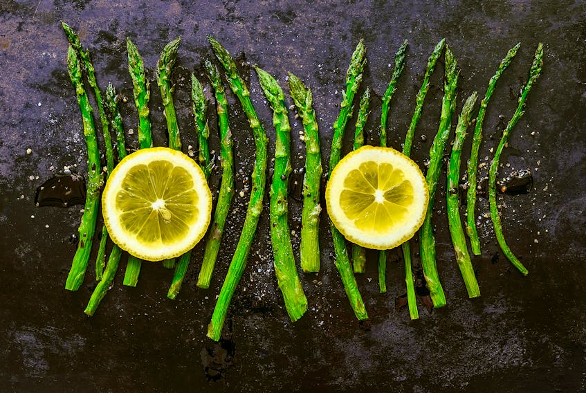 Roasted asparagus is delicious when seasoned with salt, pepper and balsamic vinegar and decorated with lemon.