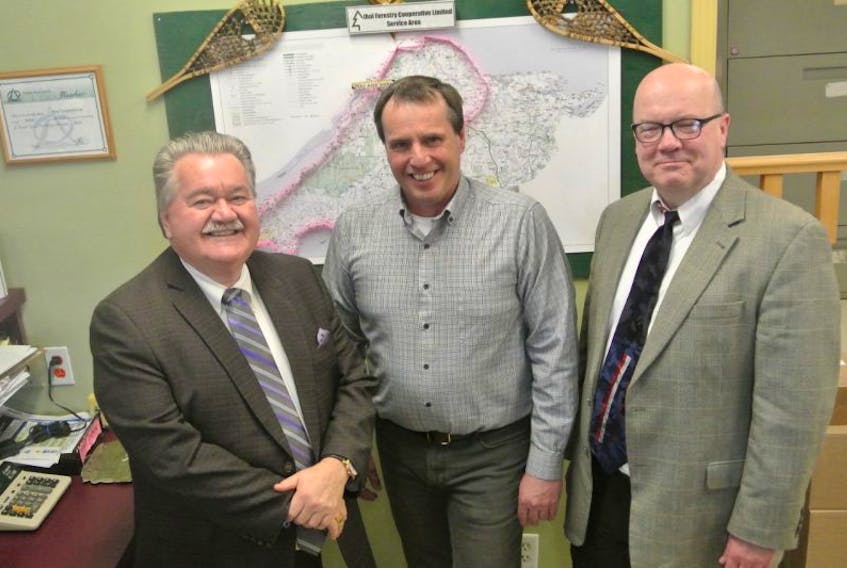 The province’s forestry sector was given a good round of lauding as Nova Scotia Minister of Natural Resources Lloyd Hines met with Athol Forestry’s Ian Ripley, Cumberland North MLA Terry Farrell and a number of representatives from the local forestry sector. 