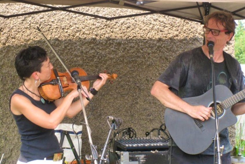 <p>Ariana Nasr and Andy Flinn are back in the Valley and performed recently at the Wolfville Farmers' Market. - Wendy Elliott, <a href="http://www.kingscountynews.ca">www.kingscountynews.ca</a>&nbsp;</p>