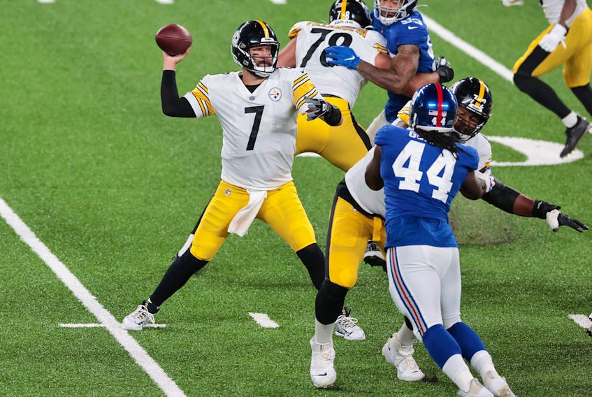 Steelers quarterback Ben Roethlisberger throws a pass during Monday’s game against the New York Giants. It was his first game in 364 days. 