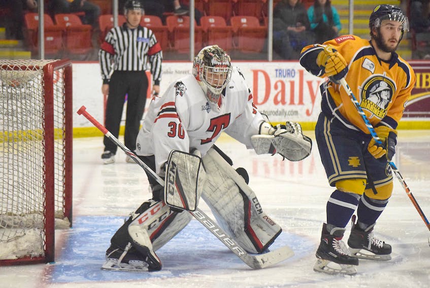 Bearcats goaltender Myles Hektor gave his team a chance to win on Saturday as he made 25 stops in a 2-1 loss to the Yarmouth Mariners. The man standing at the top of the crease, Logan Timmons, scored the winner with just 15 seconds remaining.