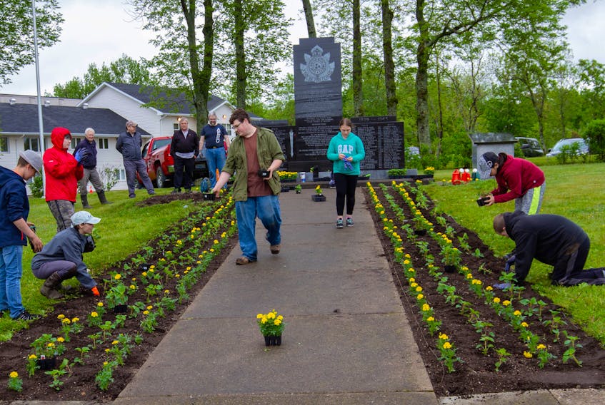 The 693 Rotary Air Cadet Squadron gathered at the Cape Breton Highlanders cenotaph on Kings Road in Sydney recently for a spring planting. Each year the cadets join benefactors Jerry MacNeil, who has been planting flowers every year for the last 19 years at the cenotaph to honour Cape Breton Highlanders soldiers.
Seen are Capt. Alex Jones, Jerry MacNeil, Katie Dawson-Macpherson, Tatianna Mellin, Bobby MacKinnon, Brayden Steele, Danneil Nicholson, Brendon Barron Bryden Denny,Toby MacNeil, Robert MacKinnon, and Michael Henick. CONTRIBUTED