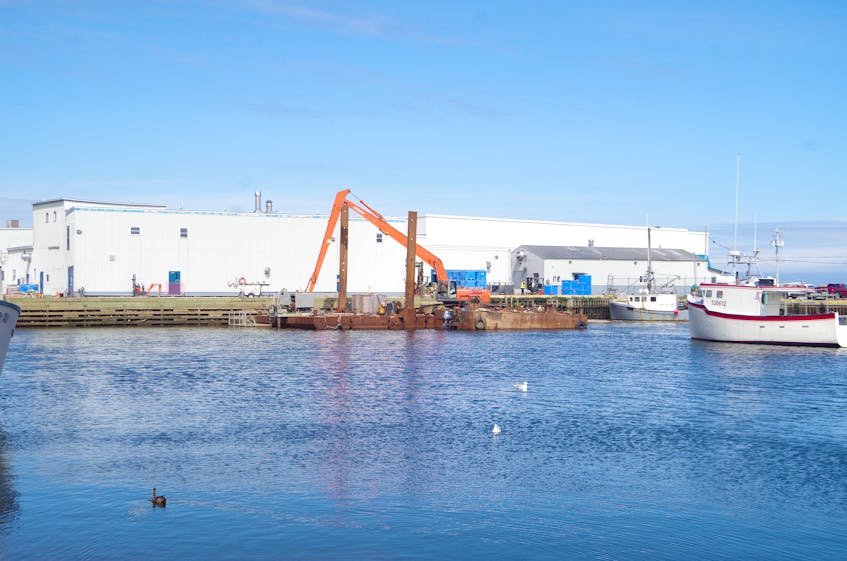 Clearwater Seafoods processes surf clams at this facility in Grand Bank, NL. The Grand Bank is one of six processing facilities operated by the company in Atlantic Canada. Clearwater also operates processing facilities in the United Kingdom, thanks to its 2015 acquisition of Scotland-based Macduff Shellfish, Europe’s leading shellfish company.
