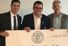 Sidney Crosby presents the cheque from the Sidney Crosby Foundation to Ryan Kearney, a Special Olympics golfer from Antigonish, and Michael Greek, president and CEO of the Nova Scotia Special Olympics. - NHLPA