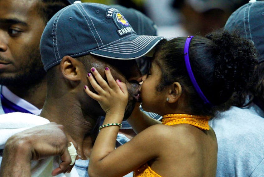  Los Angeles Lakers Kobe Bryant kisses his daughter Gianna (R) after they defeated the Orlando Magic to win the NBA basketball championship in Orlando, Florida June 14, 2009.
