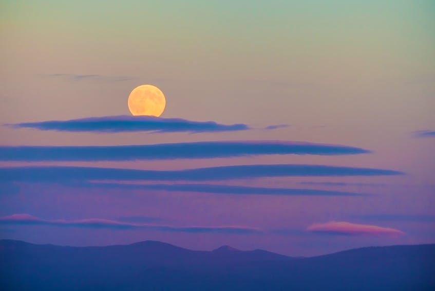 If you’ve checked it out in the past, you might think the Harvest Moon looks bigger, brighter, and more orange than other full moons.