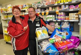 <p>Fur to Feathers founder Jane Perry stocks up on supplies for animals in need and thanks Gregory’s Independent owner Doug Gregory for his ongoing support of the volunteer-led animal rescue group.</p>