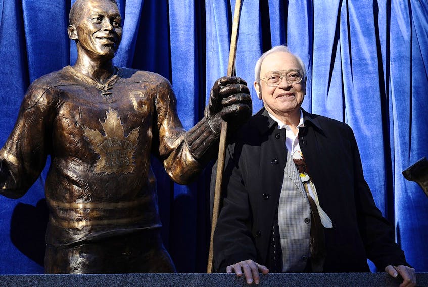 George Armstrong beside his statue on Legends Row ahead of the Legends Classic at the then-Air Canada Centre in Toronto on Nov. 8, 2015.