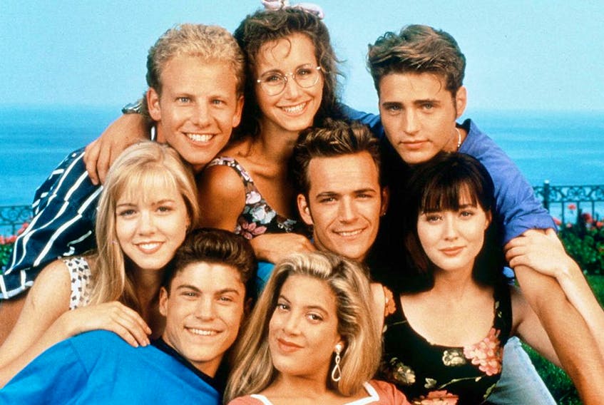 Beverly Hills 90210 cast: Luke Perry, Jason Priestley, Shannen Doherty, Jennie Garth, Tori Spelling, Brian Austin Green, Ian Ziering, and Gabrielle Carteris in Beverly Hills, 90210. Paramount Television