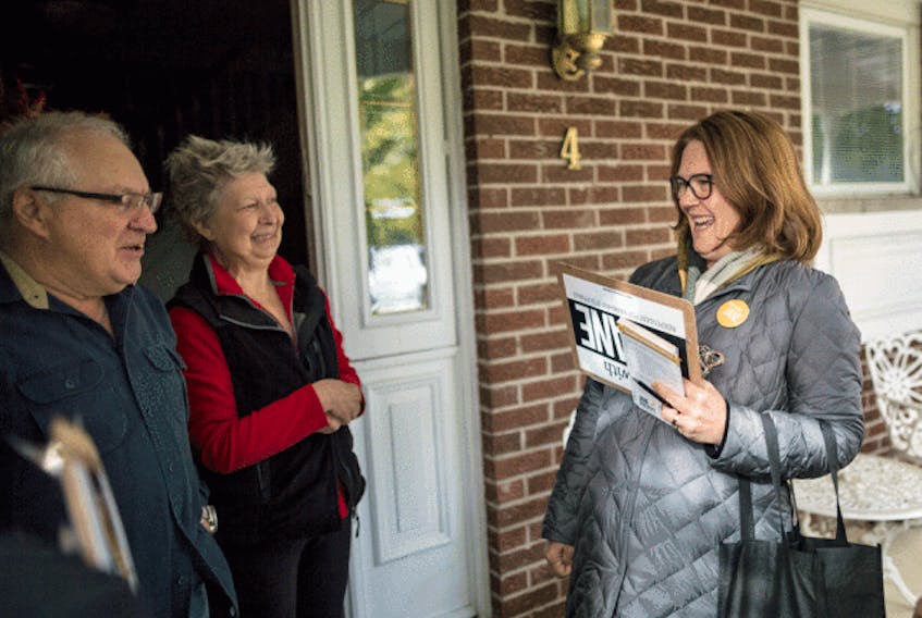  Independent candidate Jane Philpott campaigns door to door in her Markham-Stouffville riding.