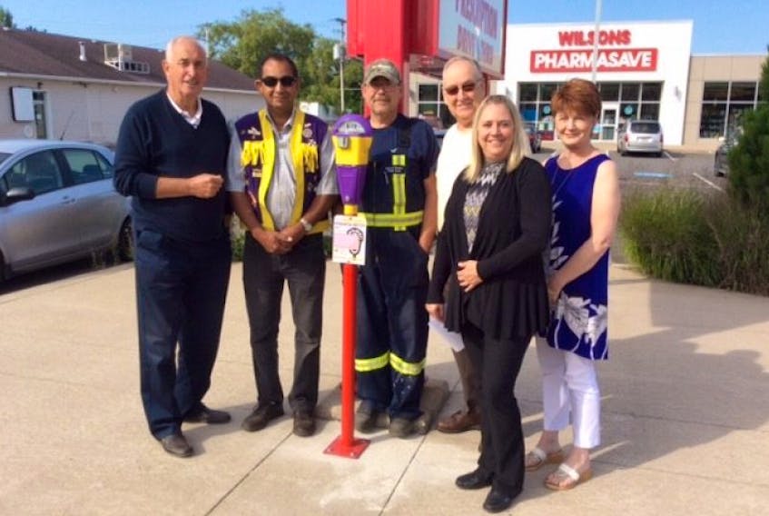 Berwick Mayor Don Clarke, King Lion Garnet Francis of the Berwick and District Lions Club, Keith Cole of the Berwick public works department, Lions Club member Gray Linney, Wilson’s Pharmasave manager Carolyn Messom and Berwick’s community development director Debbie Elliott with the first of two “kindness meters” to be installed in town.