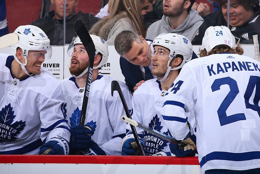 Maple Leafs head coach Sheldon Keefe has a conversation with his players. (Christian Petersen/Getty Images)
