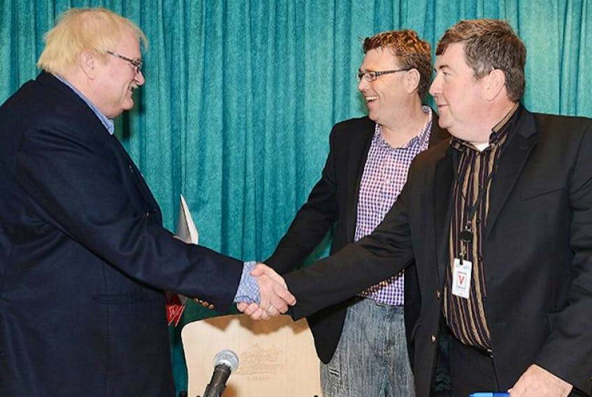 <span>Fisheries Minister Ron MacKinley, left, shakes hands with P.E.I. Seafood Processors Association executive director Dennis King, centre, and P.E.I., Fishermen’s Association executive director Ian MacPherson at a news conference in Charlottetown Friday. <br /></span>
