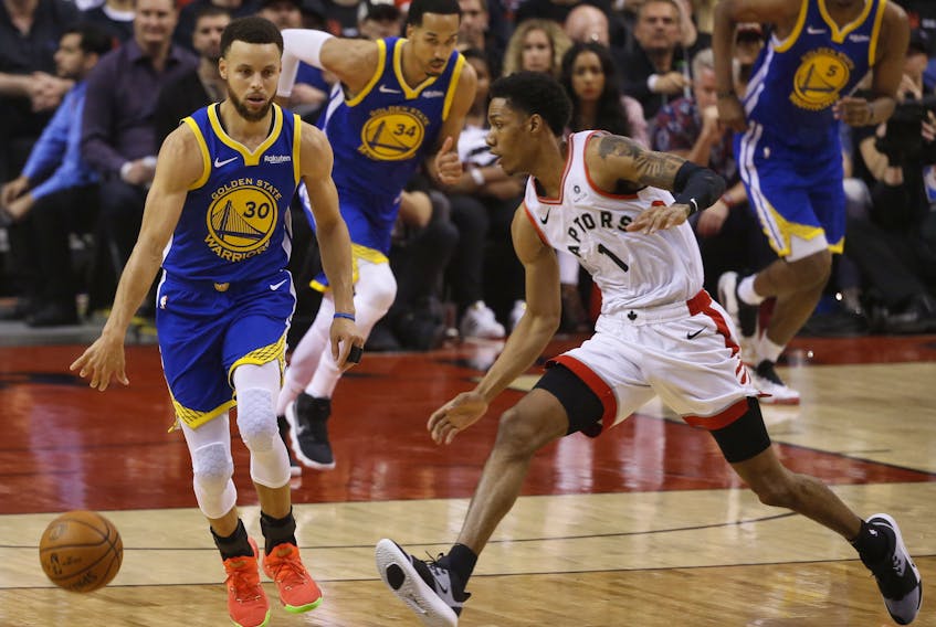 The Raptors' Patrick McCaw (right) guards Golden State Warriors' Stephen Curry during a game last season. (Jack Boland/Toronto Sun)