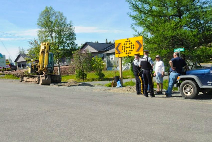 <p>RCMP discusses issue of water disconnection with residents of Milton.</p>