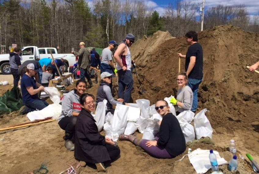 Students from Holy Trinity High School took a field trip to Constance Bay on April 30 to help with the flood relief by sandbagging. TIFFANY WHEATLEY/HOLY TRINITY HIGH SCHOOL