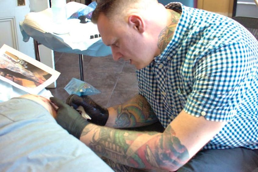 Tattoo Artist Gifts Tattoos Making Ugly People' Men's T-Shirt
