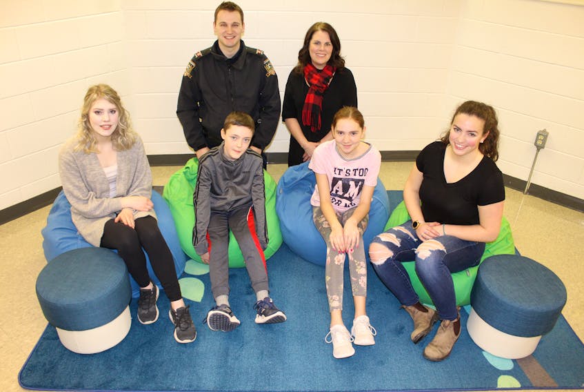 Colin MacLean/Journal Pioneer
The staff and students of Three Oaks Senior High School (TOSH) recently donated new beanbags chairs, stools and a carpet to Greenfield Elementary. The high school gives an annual donation to a rotating list of facilities in its family of schools. From left was Grade 12 TOSH student Jadyn Gallant, TOSH school police officer Const. Brett Montgomery, Grade 6 student Colby Andrews, Greenfield teacher/librarian Lisa Hutchinson, Grade 6 student Emma Arsenault, and TOSH student Amber Dyer. 