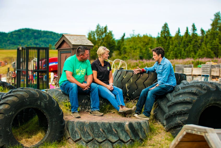 Jonny Harris chats with Deana and Troy Humber, owners of Green Valley Farms in Botwood, N.L.
Courtesy of CBC
